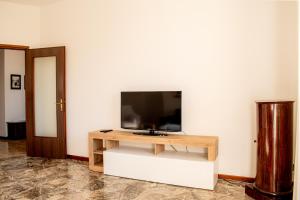a flat screen tv sitting on top of a white wall at Road to Venice M&N Dolo Apartment in Dolo