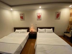 En eller flere senge i et værelse på Hà Tiên Motel + 18 billeder