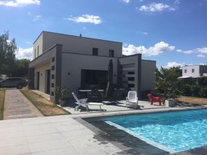 Πισίνα στο ή κοντά στο Villa 2-10 pers repos et calme piscine jacuzzi Amboise