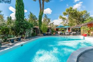 a swimming pool in the backyard of a house at Inn 4 Bears in Nîmes