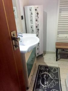 Un baño con lavabo y ducha en La Casa Di Martino, en Cesana Torinese 10 fotos más