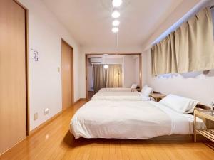 冈山アオトハル的一间卧室，配有两张床和一扇窗户