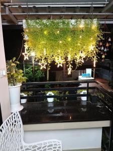 un banc blanc assis devant une table avec des plantes dans l'établissement Garden view home stay for family near meitra hospital, à Kozhikode