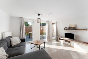 a living room with a couch and a tv at Küstenliebe-Fehmarn in Fehmarn