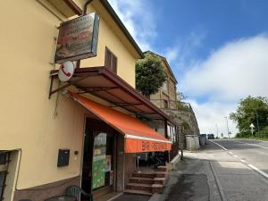 a store with a sign on the side of a building at La locanda del Grottino in Torgiano