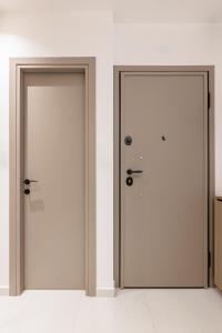 two doors in a room withermottermottermottermottermott at Dialetti's Nook In Ελλάδα in Thessaloniki
