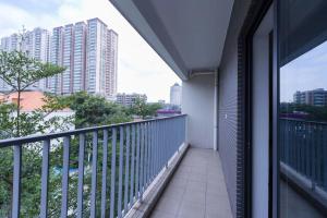 un balcon avec vue sur une ville dans l'établissement Paco Hotel Zhujiang New Town Jinan University Guangzhou-Free Shuttle Bus for Canton Fair-Proximity to the Buyer Registration Center, à Canton