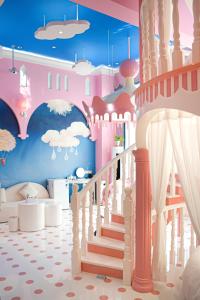 une pièce avec un escalier et un château rose dans l'établissement 珠海海洋密码美宿（横琴口岸店）, à Zhuhai 286 autres photos