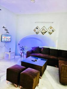 Posezení v ubytování Euphoria Stay - 2BHK Cozy Mountain Homestay