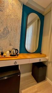 a dressing table with a mirror in a room at Siya Boutique Hotel in Batman +21 photos