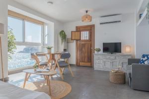 a living room with a table and chairs at La Casita Masahug in San José