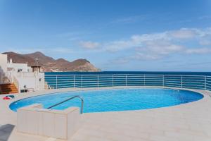a swimming pool with the ocean in the background at La Casita Masahug in San José