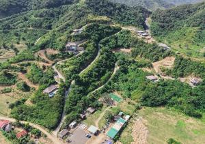 eine Luftansicht auf einen Berg mit Häusern und Bäumen in der Unterkunft SABA Lombok in Selong Belanak