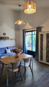 een woonkamer met een tafel en een bank bij Studio Grimm - Tiny House in Le Cellier