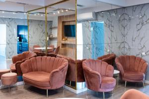 a waiting room with chairs and a mirror at Thome Hoia Jacuzzi in Cluj-Napoca