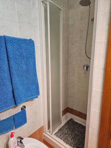 una ducha con una puerta de cristal junto a un lavabo en Villa Lobe, en Riva dei Pini 8 fotos más