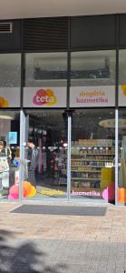 Supermarket nebo jiné obchody v  apartmánu nebo okolí + 14 fotografií