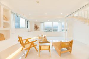 un salon avec des chaises et une table dans l'établissement 珠海海洋密码美宿（横琴口岸店）, à Zhuhai