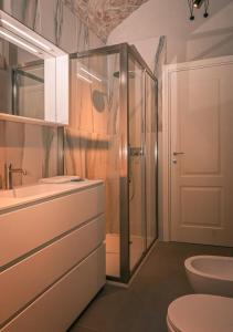 Ένα μπάνιο στο Heart of Piacenza Luxury Apt, 100m Piazza Cavalli +9 φωτογραφίες