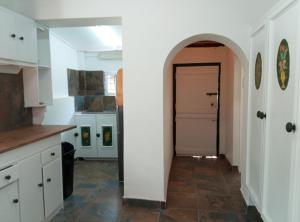 Køkken eller tekøkken på Lalapanzi Cottage Solar Power Filtered Water