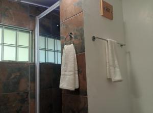 Et badeværelse på Lalapanzi Cottage Solar Power Filtered Water + 33 billeder