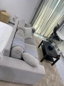 Posezení v ubytování Cozy Studio Near Al Wahda Mall + 6 fotografií