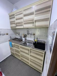 Kuchyň nebo kuchyňský kout v ubytování Cozy Studio Near Al Wahda Mall