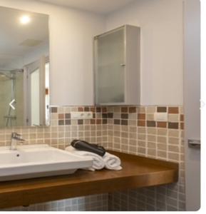 a bathroom with a sink and a mirror at apartamento 1 matrimonial con terraza acristalada in Tapia de Casariego