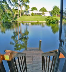 vista sul lago con due sedie su un molo di Desoto a Palma Sola Park