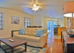 un soggiorno con un divano e un tavolo di Desoto a Palma Sola Park