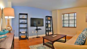 un soggiorno con un divano e una TV di Desoto a Palma Sola Park