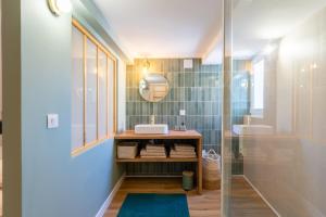 ein Badezimmer mit Waschbecken und Dusche in der Unterkunft Duplex Labet in La Ciotat