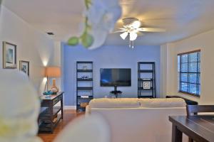 un soggiorno con divano e TV a schermo piatto di Desoto a Palma Sola Park