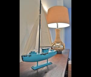 una barca giocattolo seduta su un tavolo con una lampada di Desoto a Palma Sola Park Altre 38 foto