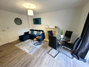 un salon avec un canapé et une table dans l'établissement Hythe House - Stylish Stay for Families & Groups by Catchpole Stays, à Colchester