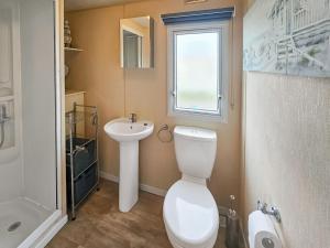 Kinmel BayにあるShaneのトイレと洗面台付きのバスルーム