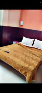 乌提SBM Lodge的卧室内的一张床位,配有棕色毯子