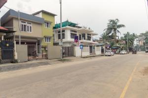 an empty street with houses on the side of the road at Tusti Homestay in Guwahati