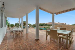 un patio con tavolo e sedie su un patio di Villa Luxury el Mirador ad Adeje