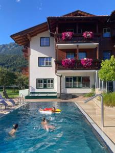 zwei Personen in einem Schwimmbad in einem Haus in der Unterkunft Gästehaus Hartweger in Haus im Ennstal
