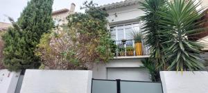a white house with plants on the side of it at L'Atelier in Perpignan