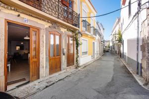 una calle vacía en un callejón con edificios en Casa Amarela, en Tavira
