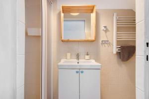 Un baño con un lavabo blanco y un espejo. en Casa Amarela, en Tavira 12 fotos más