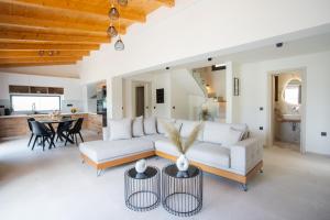a living room with a white couch and a table at Villa Pietra Di Mare in Yénion