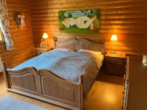 Un dormitorio con una cama en una cabaña de troncos en Landhaus An der Schafgasse, en Spittelstein 27 fotos más