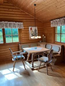 ein Esszimmer mit Tisch und Stühlen in einer Hütte in der Unterkunft Landhaus An der Schafgasse in Spittelstein