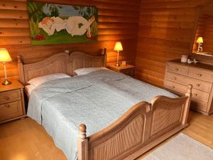 ein Schlafzimmer mit einem Bett mit zwei Nachttischen und zwei Lampen in der Unterkunft Landhaus An der Schafgasse in Spittelstein