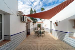 オリウエラにあるLa Casa del Campo de La Matanzaの家の中のパティオ(テーブル、椅子付)