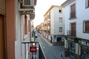 Una vista de una calle de la ciudad desde un balcón. en Fleur de Lis apartament, en Huéscar