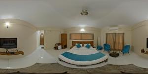 Una cama o camas en una habitación de Hotel Cocoon Suites Kalyan Nagar